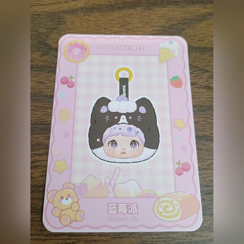 Nommi “Sweetness 100%" Blueberry Pie Mini Plush Pendant Toy - Picture 3 of 9